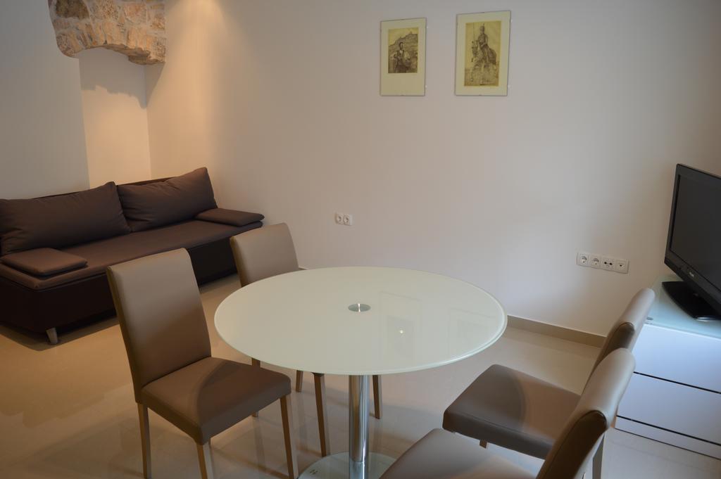Mila Apartment Sinj Bagian luar foto