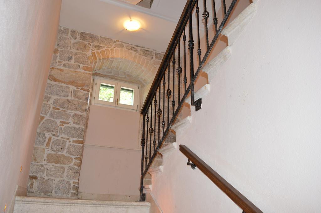 Mila Apartment Sinj Bagian luar foto