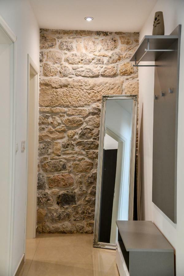 Mila Apartment Sinj Bagian luar foto